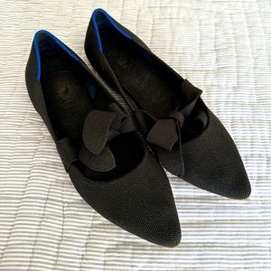 Rothys Size 9 Black Pointed flats with bow